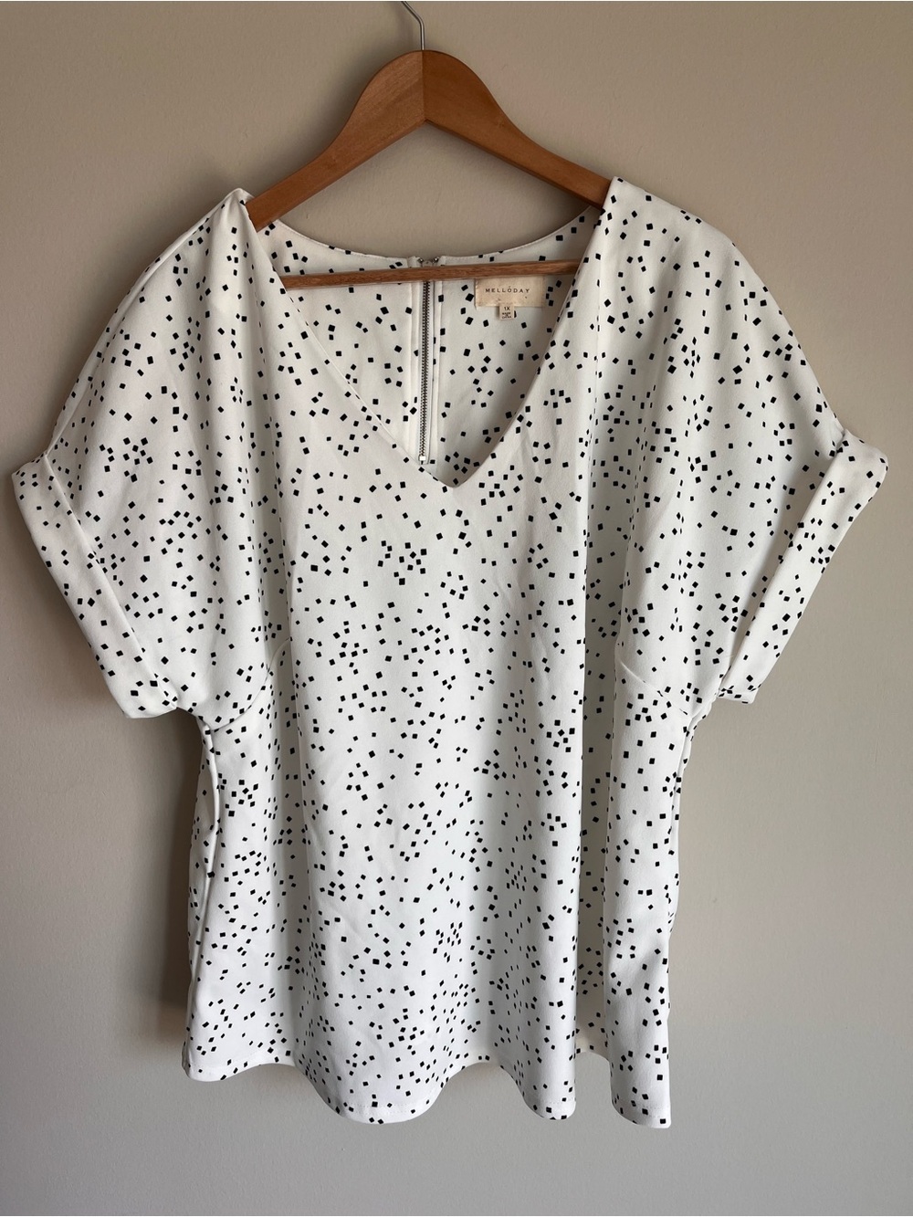 Melloday Women’s V-neck Cuffed Short Sleeve White Patterned Shirt Top Size 1X